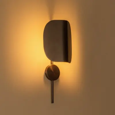 Wing vägglampa, brons, 47 cm, stickkontakt, justerbar – Audo Audo Copenhagen - Hall - Design - Aluminium - Med en ljuskälla